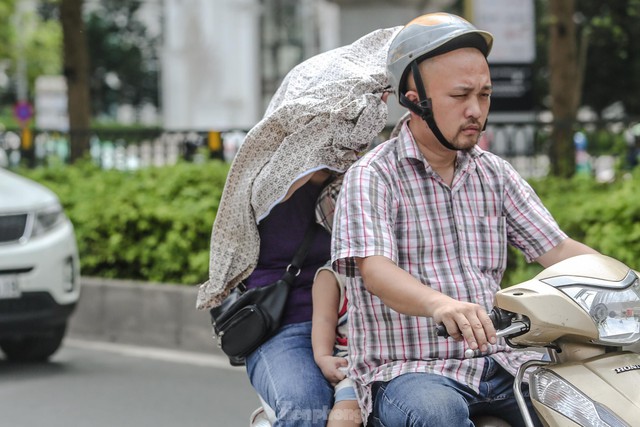 Hà Nội thương ngày nắng về, người dân che ô, đội áo, bịt kín mít ra đường - Ảnh 16.