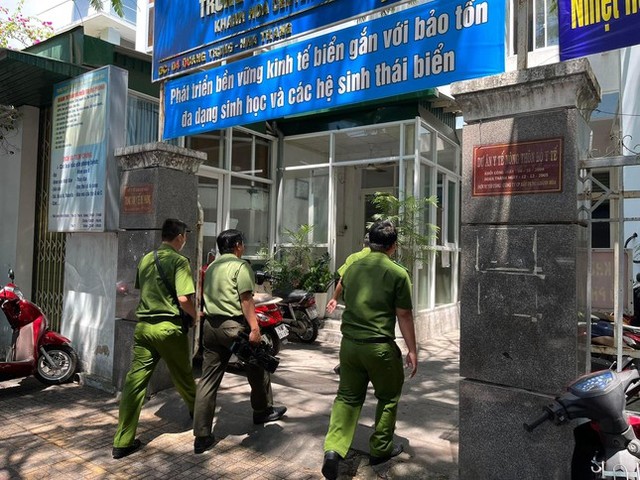  [NÓNG] Khám xét trụ sở CDC Khánh Hoà, thu giữ tài liệu điều tra vụ Việt Á  - Ảnh 3.