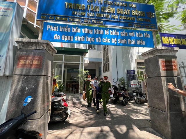 Khởi tố Giám đốc CDC Khánh Hoà và hai người liên quan việc mua kit test Việt Á - Ảnh 3.