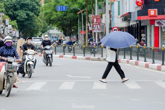 Hà Nội thương ngày nắng về, người dân che ô, đội áo, bịt kín mít ra đường - Ảnh 5.