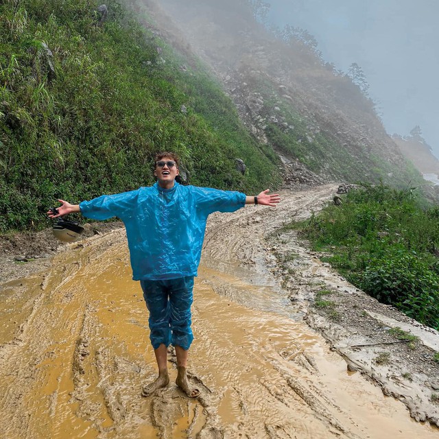 Chủ quan không xem thời tiết, chàng blogger săn mây Tà Xùa trong cảnh “chân lấm tay bùn” - Ảnh 6.