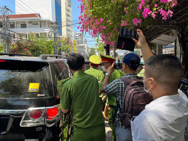  [NÓNG] Khám xét trụ sở CDC Khánh Hoà, thu giữ tài liệu điều tra vụ Việt Á  - Ảnh 8.