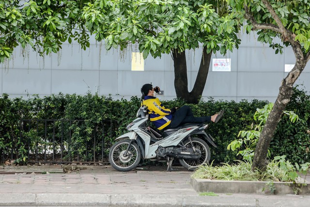 Hà Nội thương ngày nắng về, người dân che ô, đội áo, bịt kín mít ra đường - Ảnh 9.