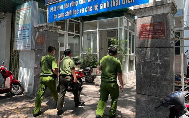 [NÓNG] Khám xét trụ sở CDC Khánh Hoà, thu giữ tài liệu điều tra vụ Việt Á