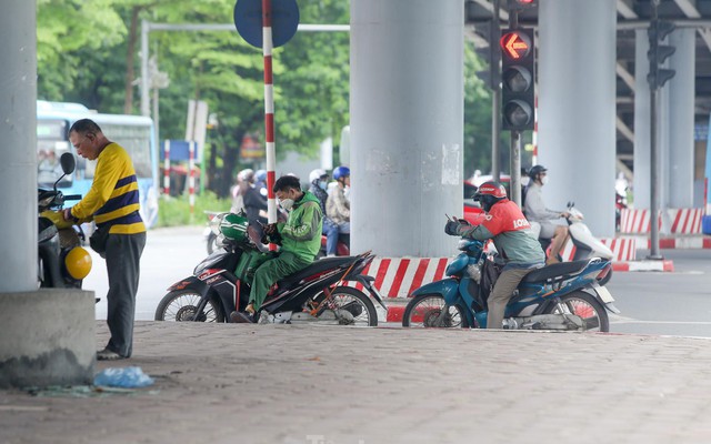 Hà Nội 'thương ngày nắng về', người dân che ô, đội áo, bịt kín mít ra đường