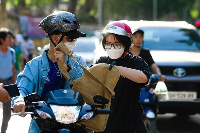  ẢNH: Đến cổng trường những ngày thi để hiểu lòng cha mẹ  - Ảnh 5.