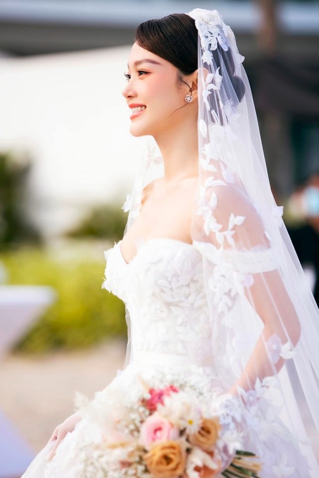Cô dâu Minh Hằng xuất sắc: Váy cưới gợi cảm Tuy nhiên tinh tế, trang điểm tươi tắn xinh ngầu phát mê - Ảnh 1.