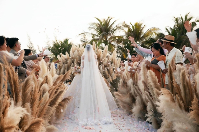 Cô dâu Minh Hằng xuất sắc: Váy cưới gợi cảm Tuy nhiên tinh tế, trang điểm tươi tắn xinh ngầu phát mê - Ảnh 2.