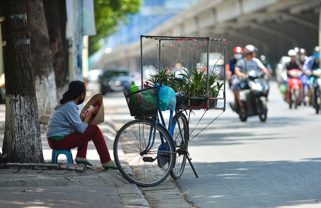  Ngày Hà Nội nắng nóng cao điểm: Phố đi bộ vắng tanh, người lao động liên tục dừng lại giữa đường tiếp nước  - Ảnh 2.