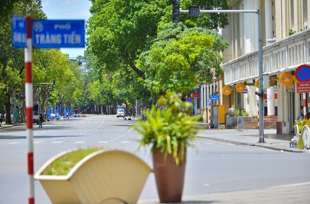 Ngày Hà Nội nắng nóng cao điểm: Phố đi bộ vắng tanh, người lao động liên tục dừng lại giữa đường tiếp nước - Ảnh 11.