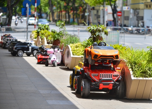 Ngày Hà Nội nắng nóng cao điểm: Phố đi bộ vắng tanh, người lao động liên tục dừng lại giữa đường tiếp nước - Ảnh 12.