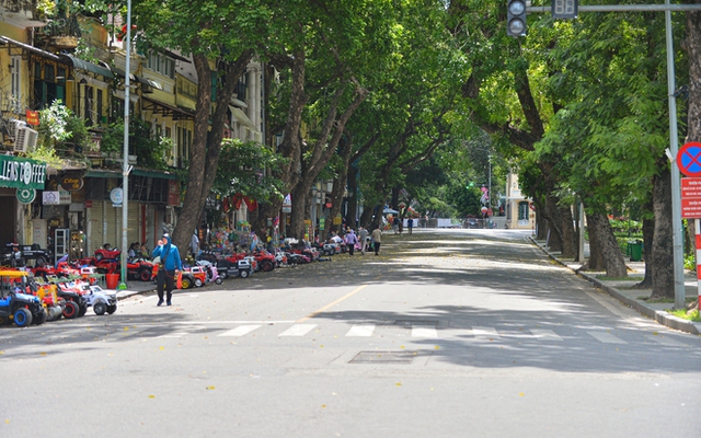  Ngày Hà Nội nắng nóng cao điểm: Phố đi bộ vắng tanh, người lao động liên tục dừng lại giữa đường tiếp nước  - Ảnh 13.