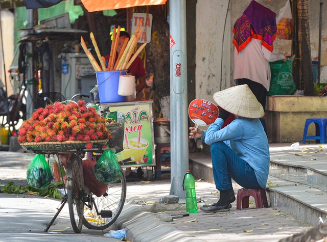  Ngày Hà Nội nắng nóng cao điểm: Phố đi bộ vắng tanh, người lao động liên tục dừng lại giữa đường tiếp nước  - Ảnh 17.