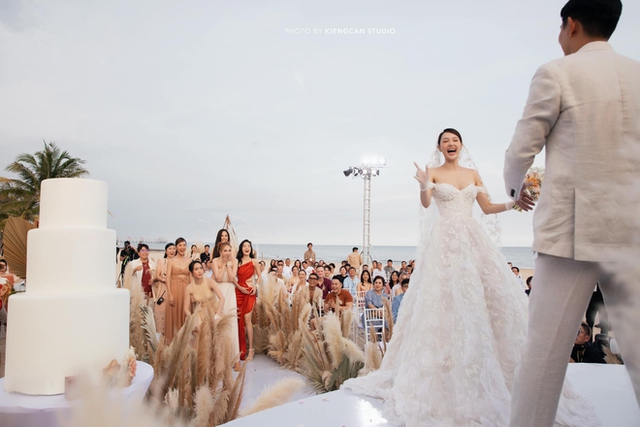 Cô dâu Minh Hằng xuất sắc: Váy cưới gợi cảm Tuy nhiên tinh tế, trang điểm tươi tắn xinh ngầu phát mê - Ảnh 3.