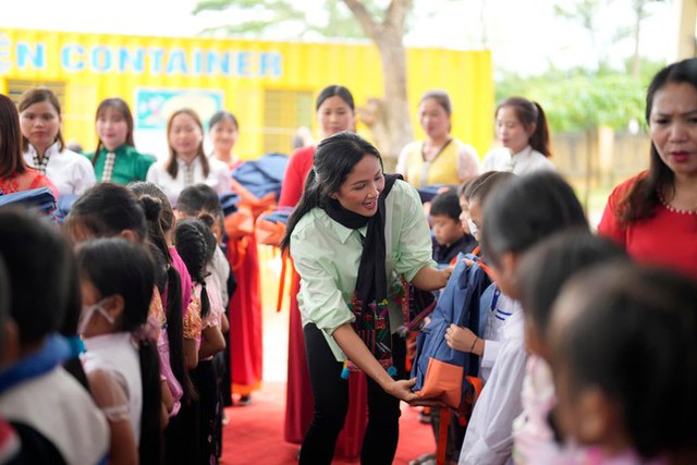 Có nhà tiền tỷ, bố mẹ Hoa hậu H’Hen Niê chỉ thích ở nhà sàn cũ  - Ảnh 4.