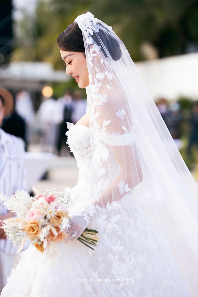 Cô dâu Minh Hằng xuất sắc: Váy cưới gợi cảm nhưng tinh tế, trang điểm tươi tắn xinh đẹp phát mê - Ảnh 5.
