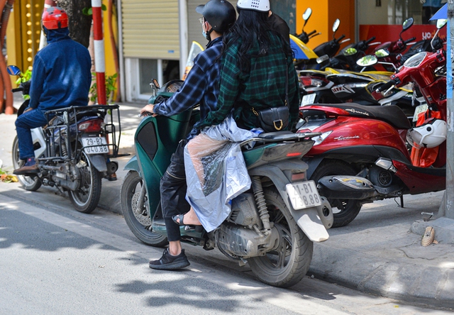  Ngày Hà Nội nắng nóng cao điểm: Phố đi bộ vắng tanh, người lao động liên tục dừng lại giữa đường tiếp nước  - Ảnh 5.