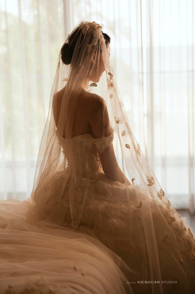 Cô dâu Minh Hằng xuất sắc: Váy cưới gợi cảm nhưng tinh tế, trang điểm tươi tắn xinh đẹp phát mê - Ảnh 6.