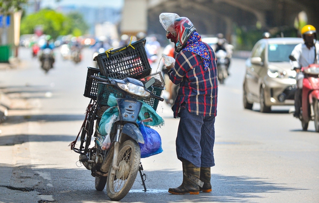  Ngày Hà Nội nắng nóng cao điểm: Phố đi bộ vắng tanh, người lao động liên tục dừng lại giữa đường tiếp nước  - Ảnh 8.