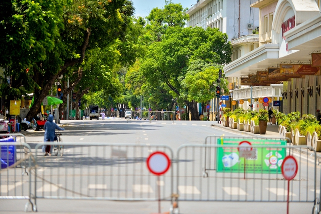 Ngày Hà Nội nắng nóng cao điểm: Phố đi bộ vắng tanh, người lao động liên tục dừng lại giữa đường tiếp nước - Ảnh 10.