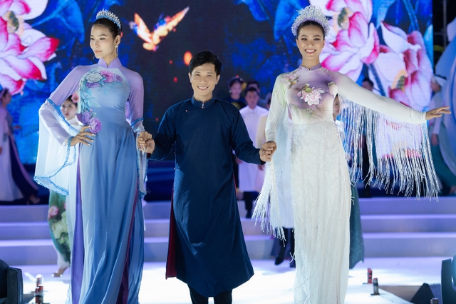 Áo dài lụa vẽ của NTK, nghệ nhân Trung Đinh mang đậm tâm hồn Việt, hút hồn Miss Global International 2019 - Ảnh 4.