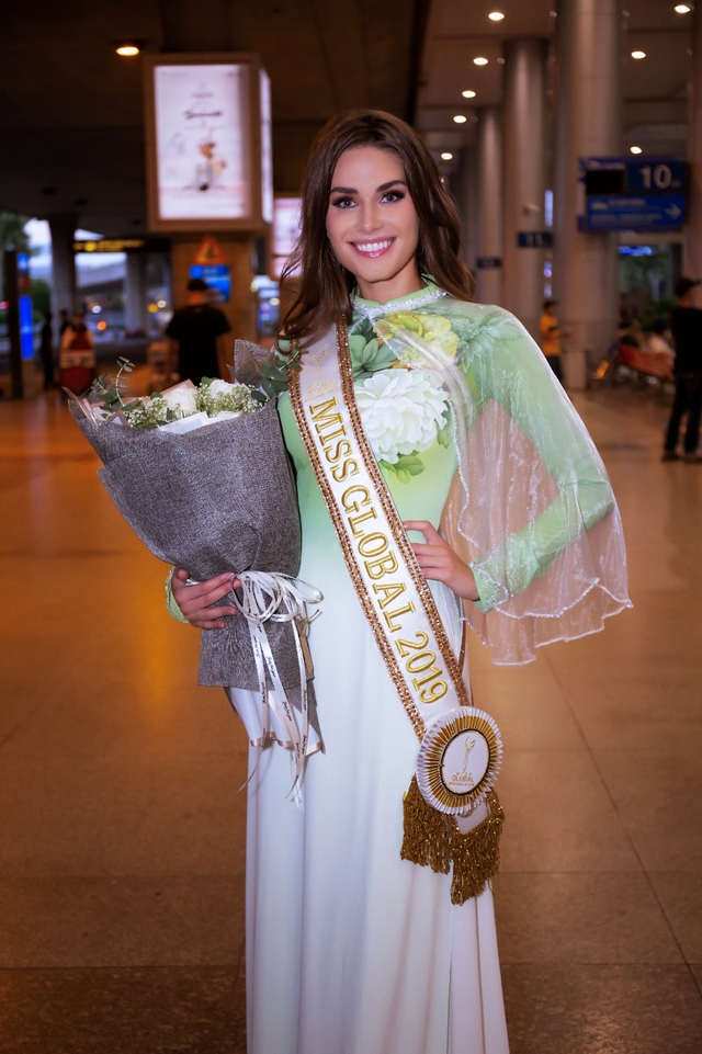 Áo dài lụa vẽ của NTK, nghệ nhân Trung Đinh mang đậm tâm hồn Việt, hút hồn Miss Global International 2019 - Ảnh 2.