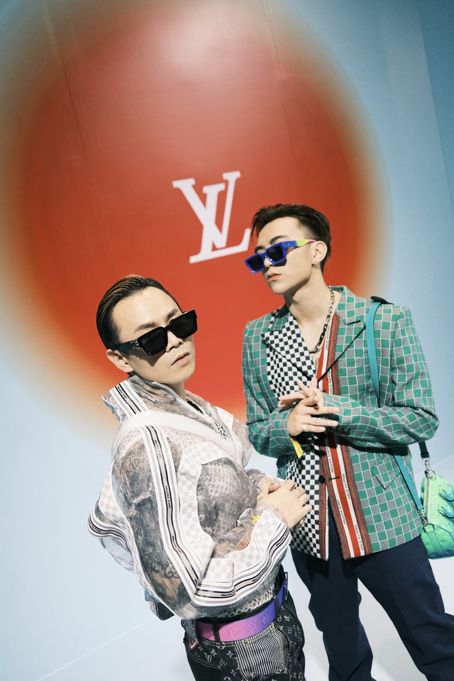 Binz và SOOBIN nổi bần bật, ngồi hàng ghế đầu trong show thời trang đặc biệt của thương hiệu Louis Vuitton tổ chức ở Thái Lan - Ảnh 3.