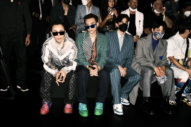 Binz và SOOBIN nổi bần bật, ngồi hàng ghế đầu trong show thời trang đặc biệt của thương hiệu Louis Vuitton tổ chức ở Thái Lan - Ảnh 1.