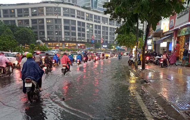  Tốn gần 500 tỷ nâng cấp, đường Nguyễn Hữu Cảnh vẫn ngập sau mưa  - Ảnh 10.
