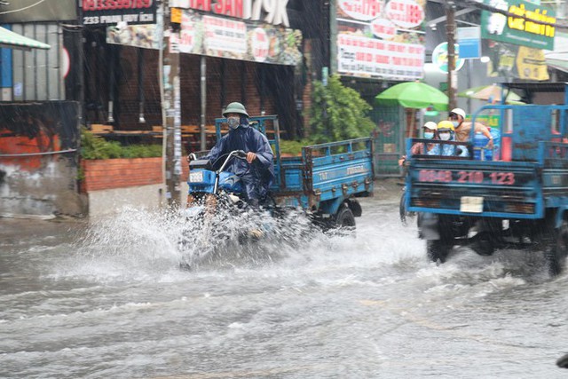  Tốn gần 500 tỷ nâng cấp, đường Nguyễn Hữu Cảnh vẫn ngập sau mưa  - Ảnh 11.
