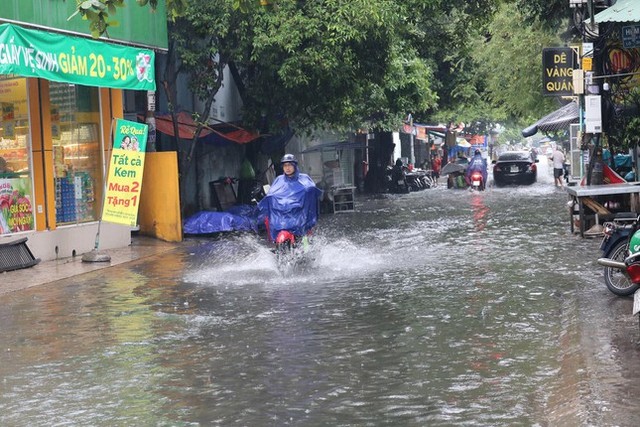  Tốn gần 500 tỷ nâng cấp, đường Nguyễn Hữu Cảnh vẫn ngập sau mưa  - Ảnh 12.