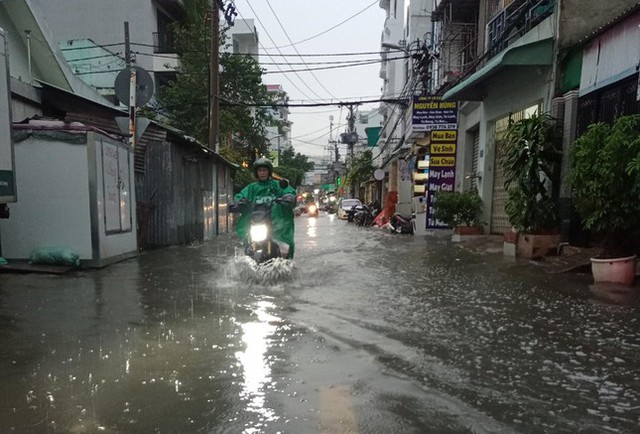 Tốn gần 500 tỷ nâng cấp, đường Nguyễn Hữu Cảnh vẫn ngập sau mưa  - Ảnh 2.