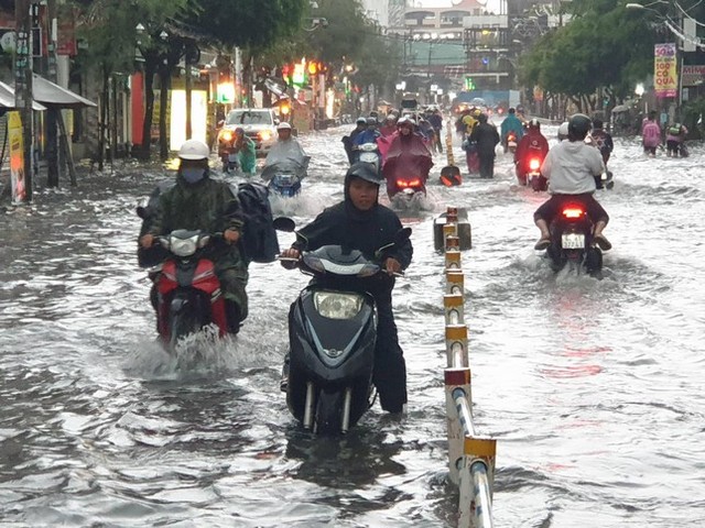  Tốn gần 500 tỷ nâng cấp, đường Nguyễn Hữu Cảnh vẫn ngập sau mưa  - Ảnh 3.