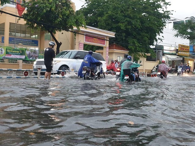  Tốn gần 500 tỷ nâng cấp, đường Nguyễn Hữu Cảnh vẫn ngập sau mưa  - Ảnh 5.