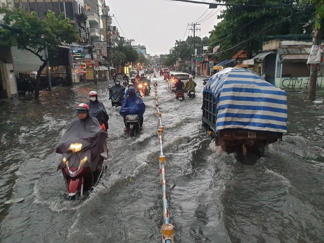  Tốn gần 500 tỷ nâng cấp, đường Nguyễn Hữu Cảnh vẫn ngập sau mưa  - Ảnh 6.