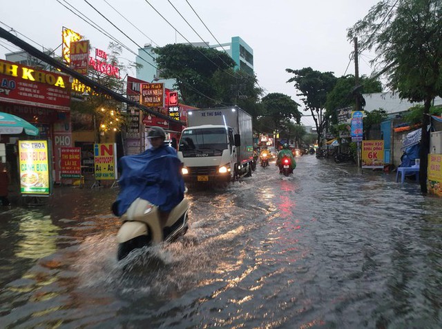  Tốn gần 500 tỷ nâng cấp, đường Nguyễn Hữu Cảnh vẫn ngập sau mưa  - Ảnh 7.