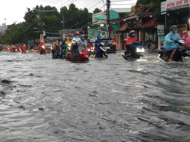  Tốn gần 500 tỷ nâng cấp, đường Nguyễn Hữu Cảnh vẫn ngập sau mưa  - Ảnh 8.