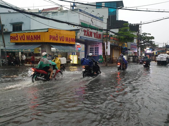  Tốn gần 500 tỷ nâng cấp, đường Nguyễn Hữu Cảnh vẫn ngập sau mưa  - Ảnh 9.
