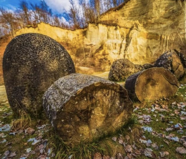Bí ẩn những tảng đá ví như sinh vật sống khiến khoa học bối rối: Mọc lên như nấm mỗi lần có mưa, lại còn biết đi - Ảnh 2.
