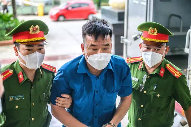  Bị cáo Nguyễn Đức Chung đến toà bằng xe chuyên dụng, vào cửa sau  - Ảnh 2.