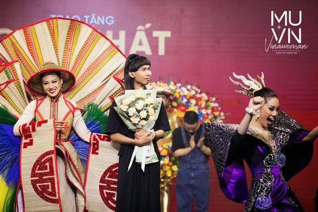 Gặp gỡ chủ nhân thiết kế trang phục dân tộc đẹp nhất sẽ theo chân đại diện Việt Nam dự thi Miss Universe 2022 - Ảnh 5.