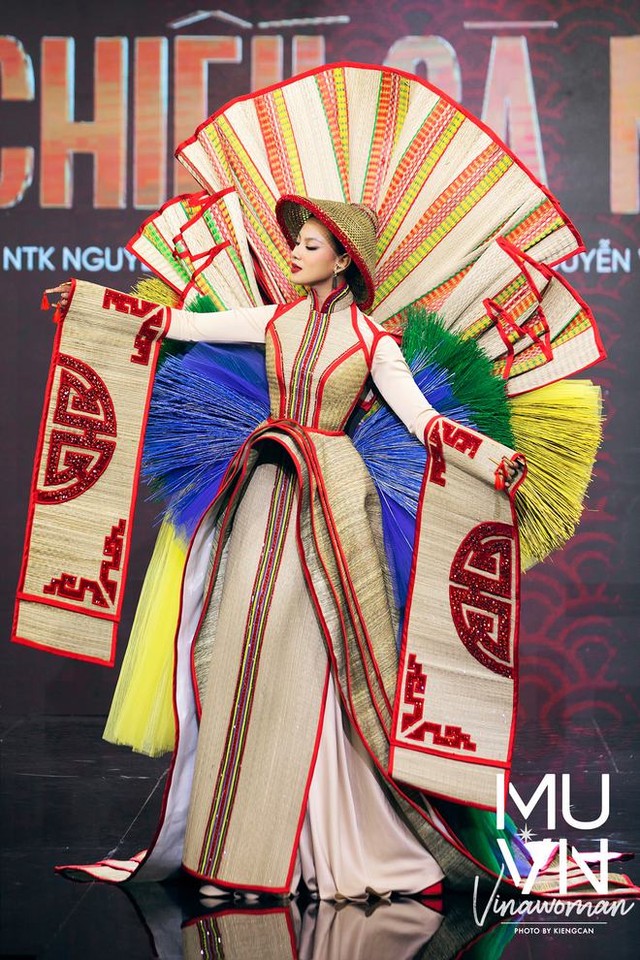 Gặp gỡ chủ nhân thiết kế trang phục dân tộc nổi bật nhất sẽ theo chân đại diện Việt Nam dự thi Miss Universe 2022 - Ảnh 7.