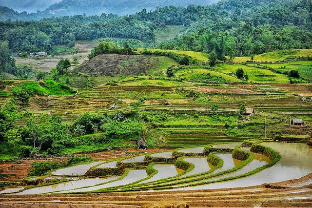 Mãn nhãn với cảnh sắc lấp lánh Tây Bắc mùa nước đổ, địa điểm lí tưởng để du lịch “giải nhiệt” mùa hè  - Ảnh 1.