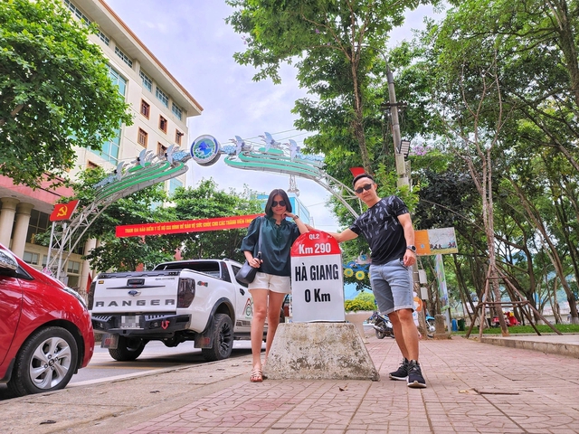 Cặp vợ chồng lái xe bán tải xuyên Việt 30 ngày: Chúng mình bắt đầu trên một chiếc xe Wave - Ảnh 7.