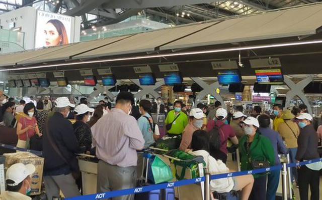 Hành khách xếp hàng làm thủ tục chuyến bay về Việt Nam tại sân bay sân bay Suvarnabhumi (Bangkok, Thái Lan) - Ảnh: Dương Ngọc