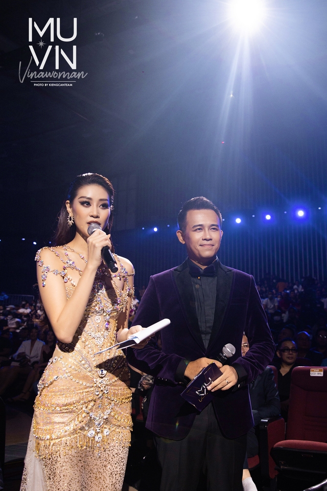 Sở hữu trình tiếng Anh cực đỉnh, MC Đức Bảo chia sẻ về lần đầu dẫn 100% tiếng Anh trong đêm bán kết Miss Universe Việt Nam - Ảnh 2.
