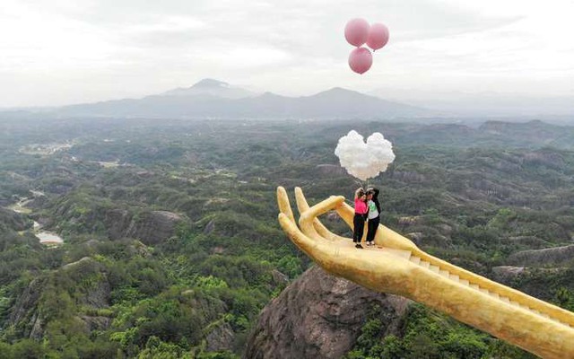 Điểm danh những phiên bản “bàn tay sống ảo nổi tiếng, một địa điểm của Việt Nam cũng góp mặt trong danh sách  - Ảnh 21.