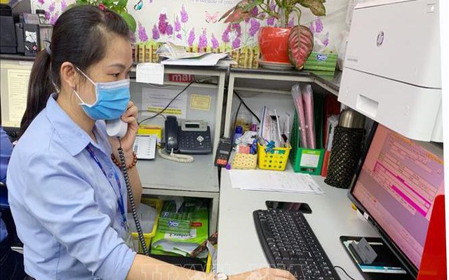 Nhân viên Saigon Co.op nhận đơn hàng qua điện thoại. Ảnh tư liệu: TTXVN phát