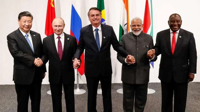 Trước thềm sự kiện lớn, ông Putin tuyên bố: Hệ thống thay thế SWIFT đã sẵn sàng cho BRICS - Ảnh 1.