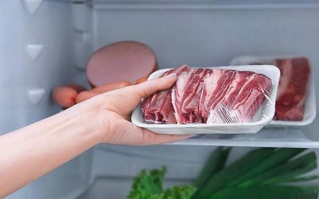 2 kiểu bảo quản thịt, cá trong tủ lạnh rất phổ biến vào mùa hè dễ sinh chất gây ung thư - Ảnh 1.